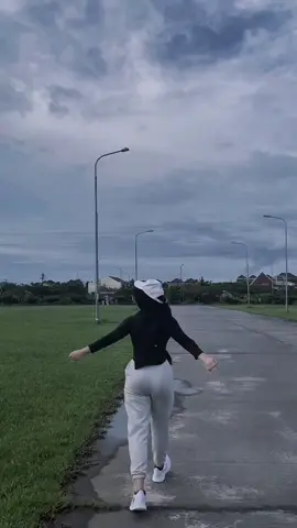 🏃‍♀️🏃‍♀️ ac:Eci #fyp #foryou #foryoupage #viral #xyzbca #pulen #joggingpants #joggingoutfit #Running #fomo  #koleksiberharga 