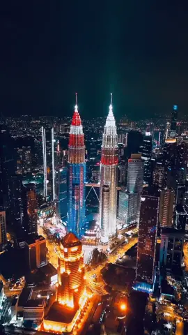 One city, two towers, and a million lights — Kuala Lumpur glows with magic tonight 🇲🇾 This content collab with @Ulil Abshor  @DJI Official @DJI Indonesia  #kualalumpur #amazingmalaysia #malaysia  #kualalumpurmalaysia #malaysiatrulyasia 