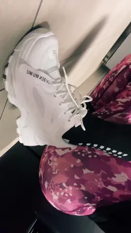 Día de empezar mis entrenamientos nuevamente después de unas cortas vacaciones 💋💋🫵🏽🫵🏽🫵🏽 me encantaron esos tenis súper cómodos !! Y amo el blanco !!!#tiktokshop #foryoupage #outfitgym #keeptrainning 