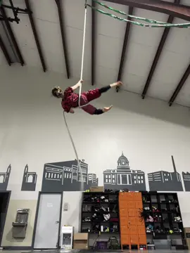 A lil dynamics into a lil drop bc I’m trying to allow simplicity to also feel good n interesting. Sometimes the aerial brain tells me that simple is bad but it’s just as great  #circusarts #aerialrope #cordelisse 