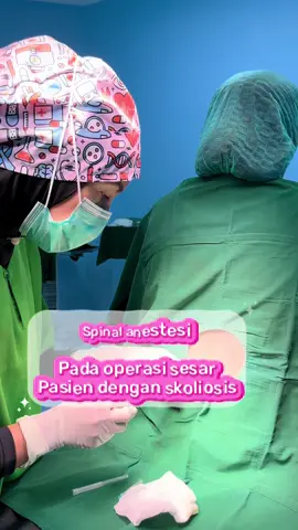 Spinal anestesi pada pasien skoliosis dapat menjadi tantangan karena beberapa alasan: - Skoliosis dapat menyebabkan deformitas tulang belakang yang signifikan, sehingga membuat penempatan jarum spinal anestesi menjadi lebih sulit. - Skoliosis dapat menyebabkan perubahan anatomi pada tulang belakang dan jaringan sekitar, sehingga membuat penempatan jarum spinal anestesi menjadi lebih kompleks. - Skoliosis dapat membuat penentuan level spinal anestesi menjadi lebih sulit . Namun dengan evaluasi dan persiapan operasi yang baik, tindakan pembiusan dapat berjalan dengan aman. . Note: - pasien setuju divideokan - video atas izin manajemen rumah sakit untuk edukasi - pengambilan video tidak mengganggu tindakan dan pelayanan dikamar operasi #anesthesiologist #terapiintensif 