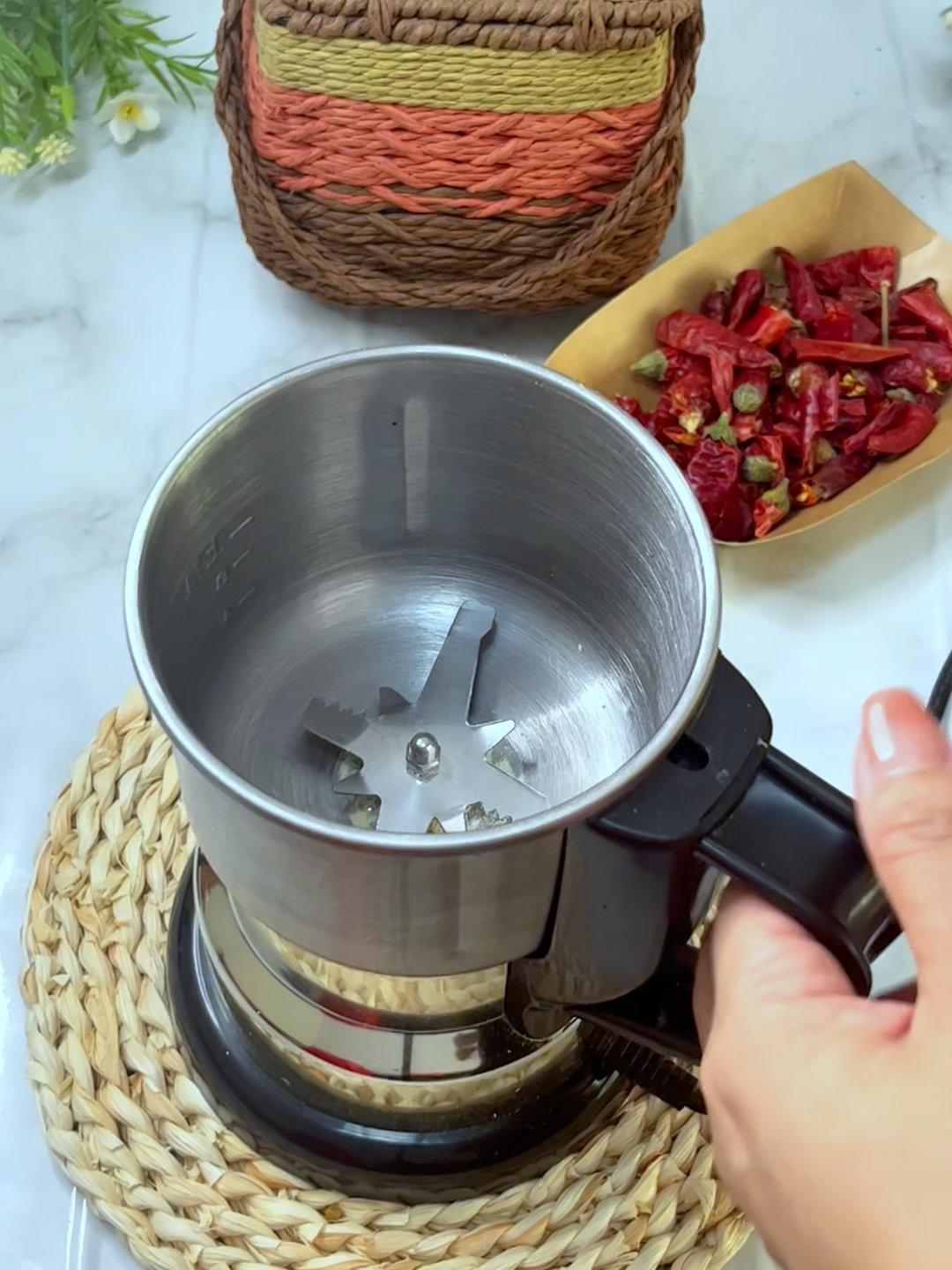 This multifunctional food grinder can grind coffee beans, nuts, spices, and chilies 🌶️ A compact and versatile addition to your kitchen 🔥#tiktokshop #tiktok #fpy #KitchenFinds #GrindTok#coffee#grinder #tiktokshopsummerturnup #Multifunctional