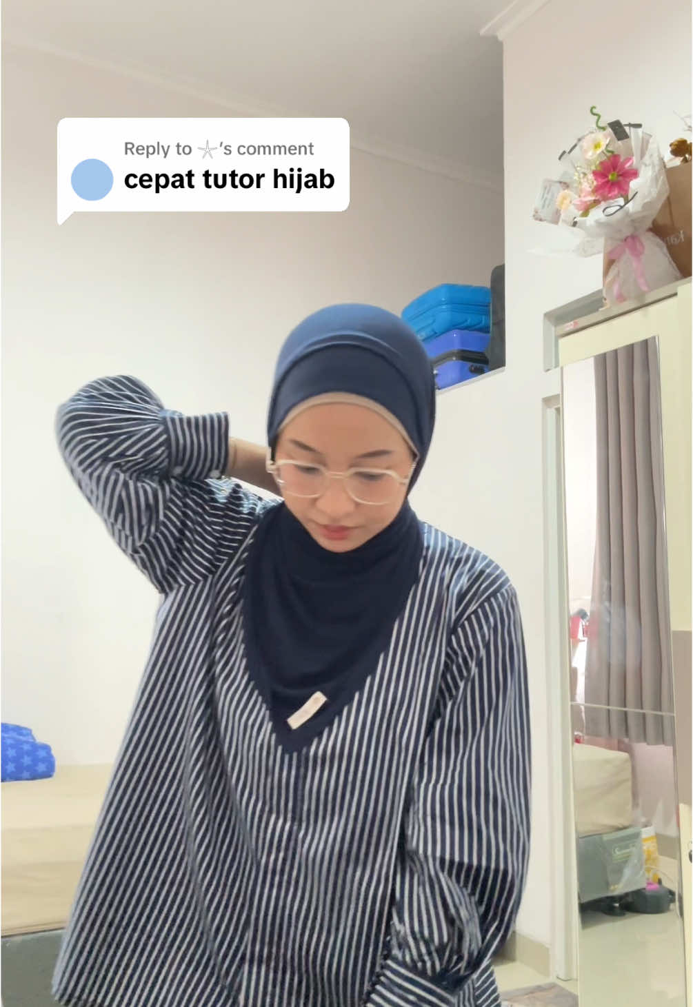 Replying to @𓇼 ini yaa ndoro ayuu. Hijabnya di showcase dari sattka, warna navy yeuu 🐬 Bajunya di showcase dari HOS juga navy!!  BELI CPT BELI AKU DH BUATIN TUTOR NIH 🫵🏻