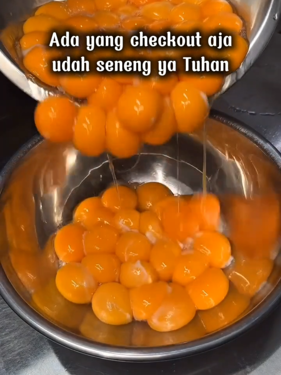 Full kuning telur = gurih, kaya rasa, lembut, moist. #kuelapissurabaya #lapissurabaya #kuelapis #lapislegit #spikoe #spikoesurabaya #spiku 