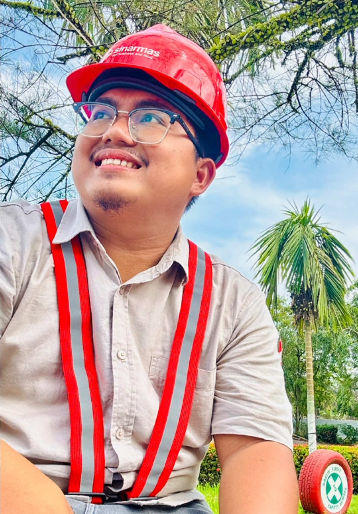 Kita hadapi dengan senyuman tipis 🤙🏻 #EHS #Sustainability #K3 #HSE #sawitontiktok #environment #sawitberkelanjutan #sawitkalimantan #kalimantan #seruyan #fypage #beranda 