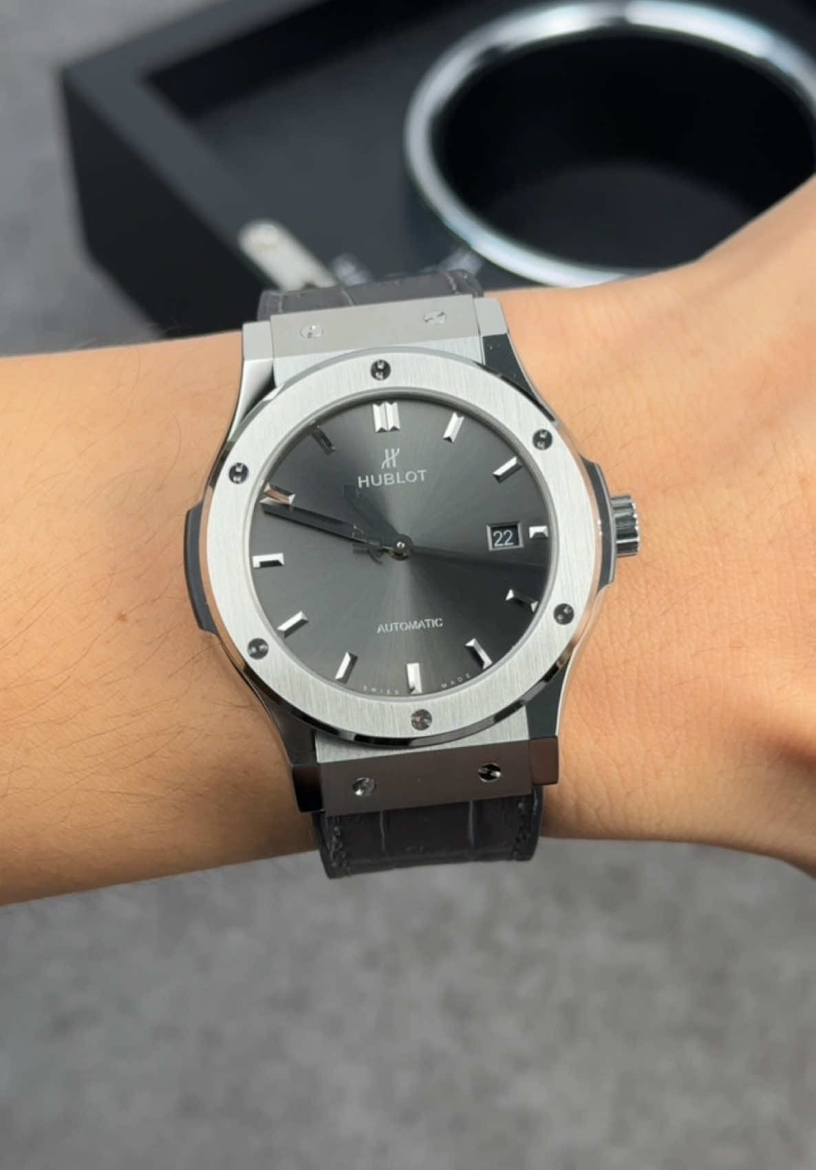 Phiên bản thép titanium với mặt số grey đổ tia cực kì đẹp, bộ chuyển động eta 2892 cực mượt. #xuhuong #dongho #donghohakhau #donghonam #luxury #hakhaushop #luxurywatches #watches #hakhauwatch #foryou 
