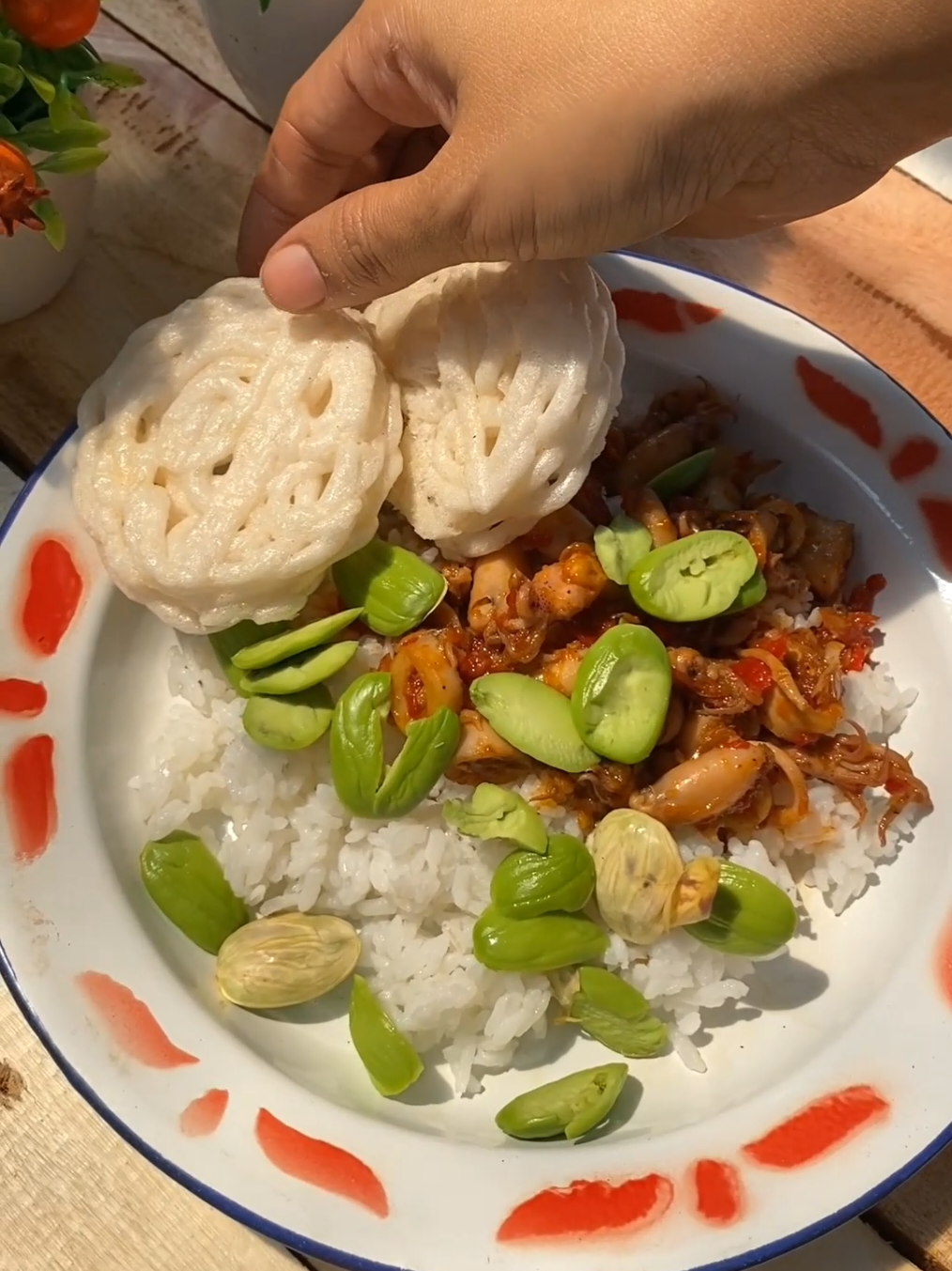 sambel cumi+peteuy , nikmat luar biasa 😁 bahan : cumi asin cabe rawit cabe merah bawang merah serai daun salam penyedap garam gula #pedesaan #masak #sambelcumi #makanansunda 