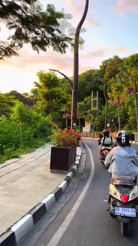 Tunjukan sunset kalian 🤭.            #nttpride🏝🔥 #labuanbajo #labuanbajotrip #timurpride #labuanbajonttpride🏝🔥 #sunset #foryoupage #labuanbajo📍ntt 