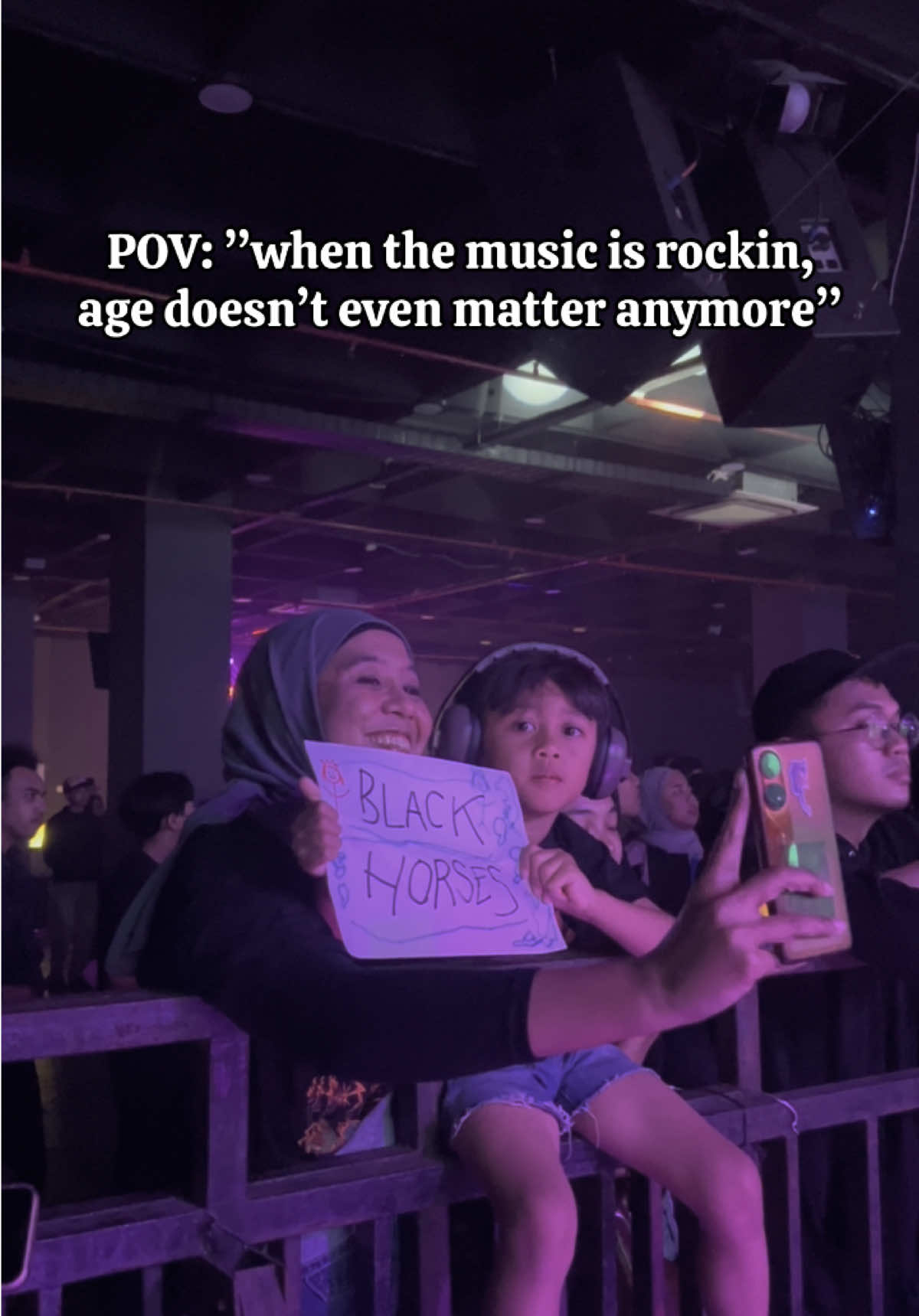 THIS is how you raise your kid right 🤟🔥🐎 #BlackHorses #MusicOnStage #BringBackRockMusic #RocknRoll #MusikDiTikTok #Rock70s #skena #rockband #band #sweetlittlesugar #childhood #rockchild 