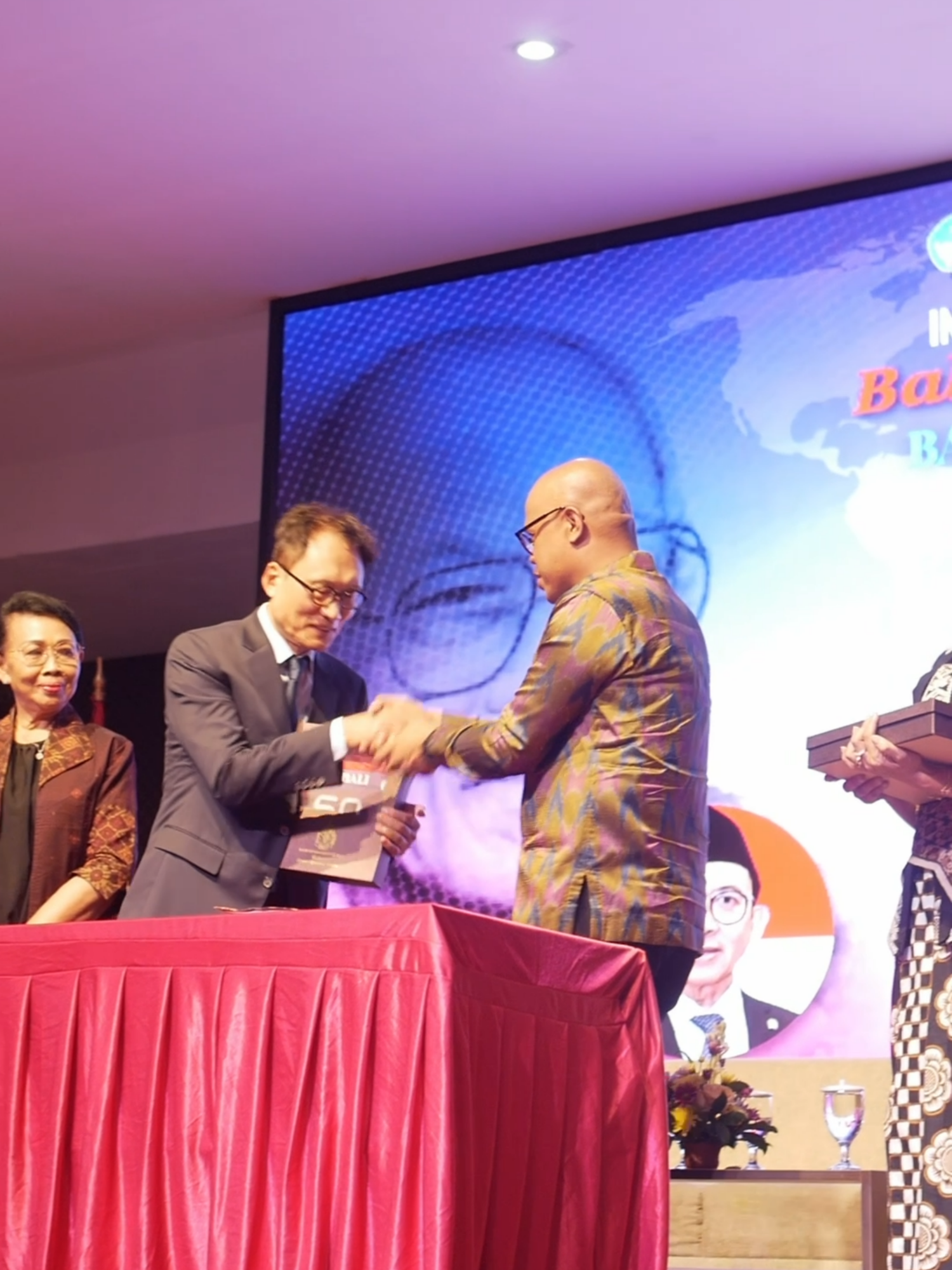 Institut Seni Indonesia Bali (ISI BALI) menyelenggarakan Seminar Internasional Bali-Bhuwana Waskita V 2025 bertema Pram–Bhuwana–Prana “Pramoedya–World–Paradigms” (Reflecting 100 years of Pramoedya Ananta Toer) pada Selasa, 29 Juli 2025, di kampus ISI BALI. Seminar ini digelar sebagai bentuk penghormatan atas 100 tahun tokoh sastra legendaris Indonesia, Pramoedya Ananta Toer. Bali–Bhuwana Waskita V 2025 merupakan program kolaboratif antara ISI BALI, Hankuk University of Foreign Studies (HUFS) Korea, dan Korea Association of Malay-Indonesian Studies (KAMIS). Melalui tema “Pramoedya’s Earth,” seminar ini mengundang para akademisi, seniman, dan penulis dari berbagai penjuru dunia untuk mengkaji karya, ideologi, persona, dan perjuangan Pramoedya dari berbagai sudut pandang. (ISIBALI/Humas) #isibali #isibalimerayacittasamasta #seminarinternasionalbalibhuwanawaskita #diktisaintekberdampak