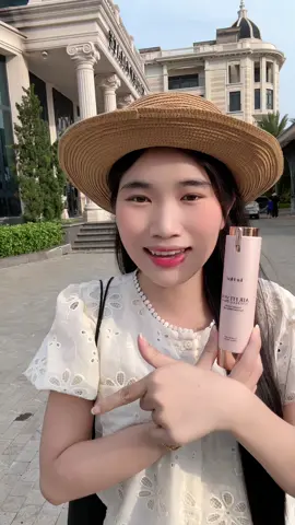 Mê em này quá đi tiện lợi vô cùng thoa 1 lần mà da sáng cả ngày , lại kiềm dầu kháng nước kiêm cả dưỡng da bảo sao ko ưng cho đc nạ #chongnang #skincare #suachongnang #chongnangnangtone #chongnnangthehigh 