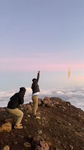 layangan dilautan awan #fypage #wonderfulindonesia  #pendakigunung #lautanawan 