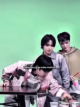 katanya haechan ga suka matcha? artinya cuma 2 kemungkinan, 1. dia lagi jalan bareng chimon 2. dia minum matcha demi chimon karena chimon suka matcha😃😃 #chihyuck #chimonac #haechan #chimonwachirawit #haechannct 