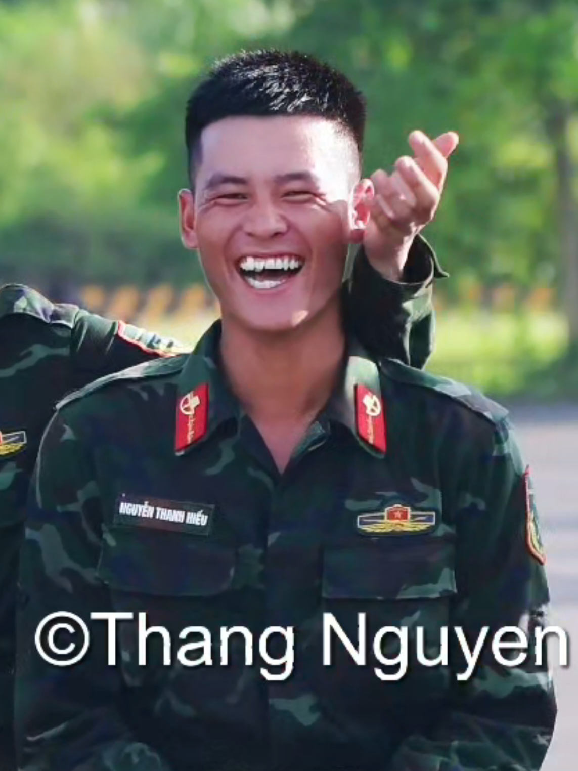 Những chàng lính trẻ với trái tim nhiệt huyết và nụ cười toả nắng. Nguyễn Đức Thành Minh, Huỳnh Phước Quốc Vương, Nguyễn Thanh Hiếu, Nguyễn Nhật Phát và Trần Minh Thức của khối Dân Quân Tự Vệ vui đùa vào giờ giải lao trong buổi tập luyện ngày 04/08 tại Làng Văn Hoá. Cảm ơn các Thủ trưởng đã tạo điều kiện để mình có thể quay chụp thoải mái. #a80 #nguyenthanhhieu #dieubinh #danquantuve #duyetbinh #quockhanh #dieuhanh 