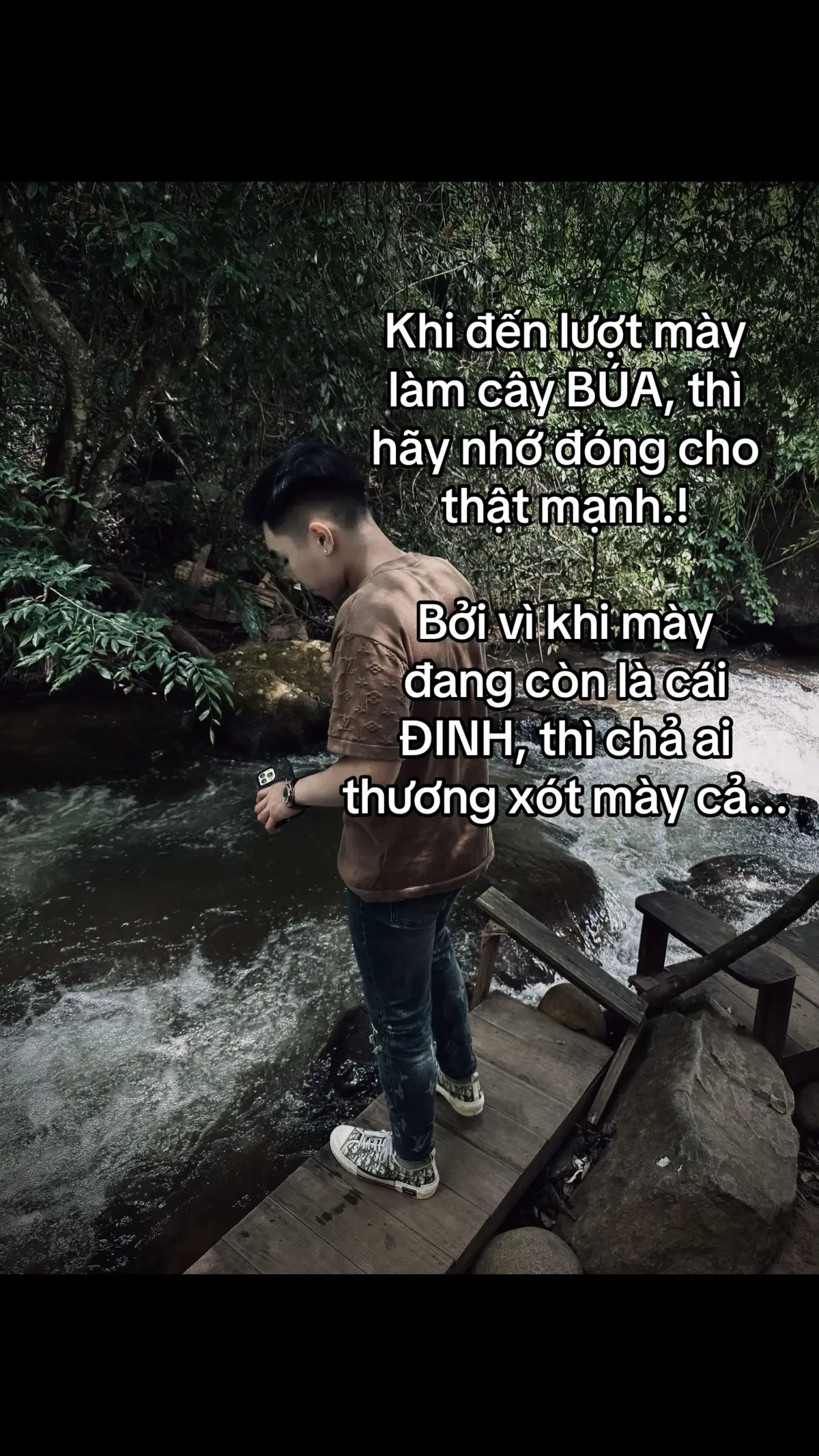 Khi đến lượt mày làm cây búa, thì hãy nhớ đóng cho thật mạnh.! Bởi vì khi mày đang còn là cái đinh, thì chả ai thương xót mày cả...