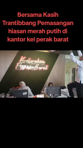 Kegiatan Menghias Nuansa Merqh Putih Di kantor kelurahan perak barat