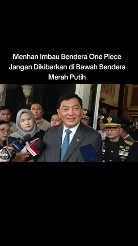 SENTANANEWS.COM, JAKARTA - Menteri Pertahanan Sjafrie Sjamsoeddin menyayangkan maraknya pengibaran bendera One Piece yang bergambar tengkorak dipasang di bawah bendera Merah Putih menjelang Hari Kemerdekaan Indonesia.  Ia menyebut seharusnya masyarakat bisa menyikapi dengan bijak.  “Enggak pantas dong. Bendera Merah Putih ada bendera tengkorak di bawahnya,” ucap Sjafrie di kantir Kementerian Pertahanan, Jakarta Pusat, Selasa (5/8).  Sjafrie mengingatkan bahwa bendera merah putih merupakan hasil kerja keras para pejuang yang dalam merebut kemerdekaan. Salah satunya istri Proklamator Soekarno, Fatmawati yang merupakan penjahit langsung sang saka merah putih. Sehingga bisa dikibarkan ketika pembacaan proklamasi tanggal 17 Agustus 1945.  
