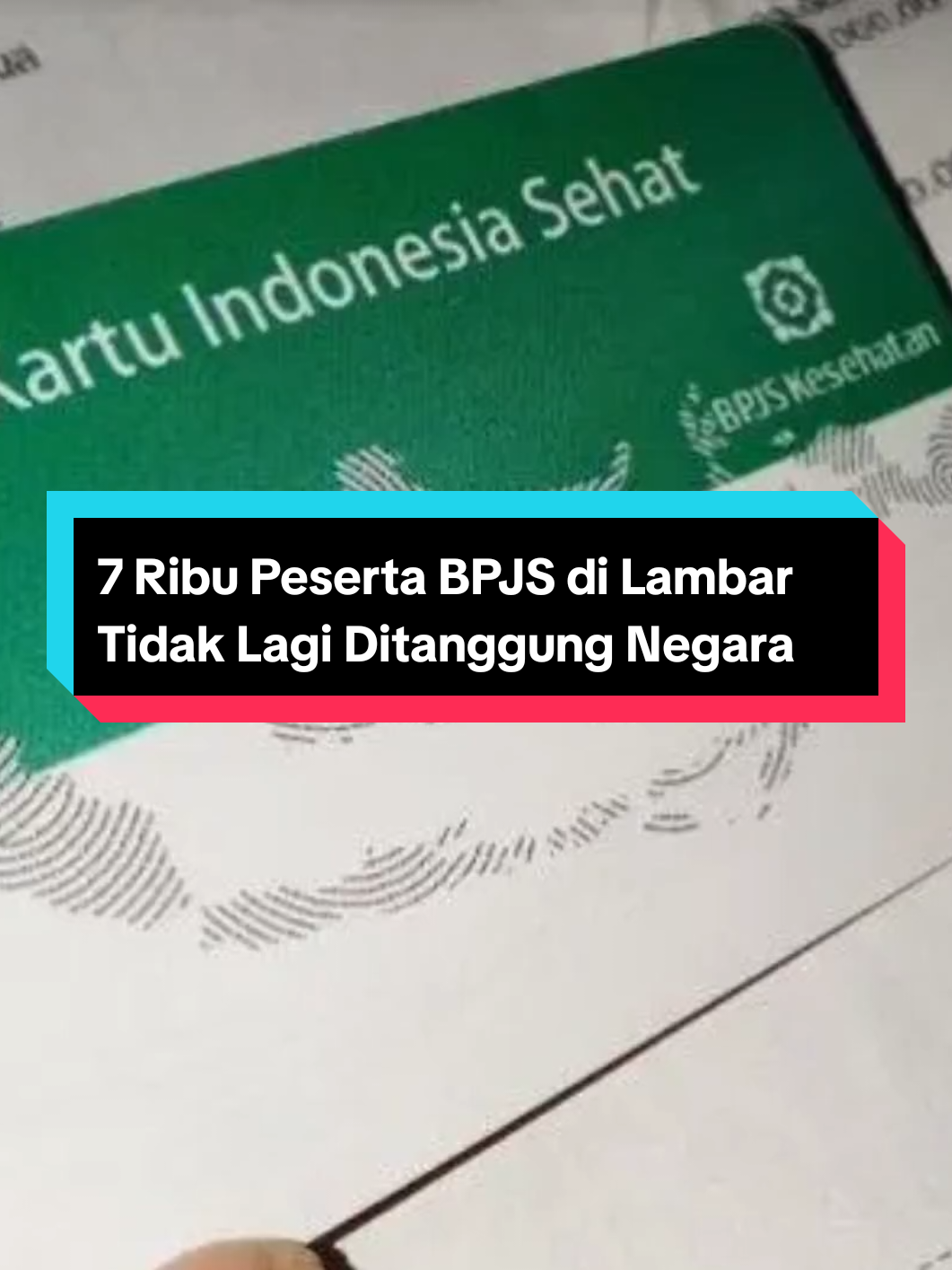 Dinas Sosial (Dinsos) Kabupaten Lampung Barat melakukan penyesuaian jumlah peserta Penerima Bantuan Iuran Jaminan Kesehatan (PBI-JK) pasca diintegrasikannya data penerima ke dalam Data Tunggal Sosial Ekonomi Nasional (DTSEN). Dari sebelumnya sebanyak 137 ribu peserta, kini hanya tersisa sekitar 130 ribuan yang masih dibiayai oleh Anggaran Pendapatan dan Belanja Negara (APBN). Kepala Dinas Sosial Lampung Barat, Jaimin, menjelaskan penyesuaian ini dilakukan berdasarkan pemutakhiran data DTSEN yang mengacu pada tingkat kesejahteraan masyarakat. Data tersebut menilai kemampuan ekonomi warga melalui pengelompokan desil, mulai dari desil 1 sebagai kategori paling miskin hingga desil 10 sebagai kategori paling mampu. #lampungtiktok #lampung #bpjs #lampungtiktok #lampungbarat #lambar #dinkes #fy #fypage 