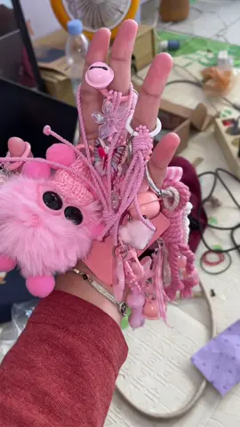 Keychain yg divideo toko nya lagi tutup dlu, aku rekomendasiin bbrapa keychain yg ada di kerkun krna itu juga lucu lucu semuaa😭 #keychain #gantungankunci #gantunganaesthetic 