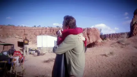 بريكنق باد ليس مجرد مسلسل عادي، بل تجربة وجودية تتجاوز حدود الشاشة. هو رحلة مظلمة في دهاليز النفس البشرية، حيث تتقاطع الرغبة في البقاء مع عطش الهيمنة، ويتحول اليأس إلى وقود للطغيان. ليس دراما عن المخدرات، بل عن الهوية حين تتشقق، وعن الإنسان حين تشتد عليه الحياة فينزع القناع… لا ليكشف وجهًا آخر، بل ليخلق وجهًا جديدًا تمامًا. في كل مشهد، يزرع بريكنق باد سؤالًا: هل نحن ما نظنه عن أنفسنا، أم ما نضطر لفعله حين نُدفع إلى الحافة؟ هو مرآة صادقة حد الألم، تُريك كيف يمكن للنية الطيبة أن تمهد طريقًا إلى الجحيم. بريكنق باد ليس حكاية عن الخير والشر، بل عن المساحة الرمادية بينهما… تلك التي فيها يولد الصراع، ويضيع الإنسان، ويولد الوحش بهدوء #breakingbad #walterwhite #Jesse#fyp #foryou #viral #video #foryoupage #fypage #4u #4upage 