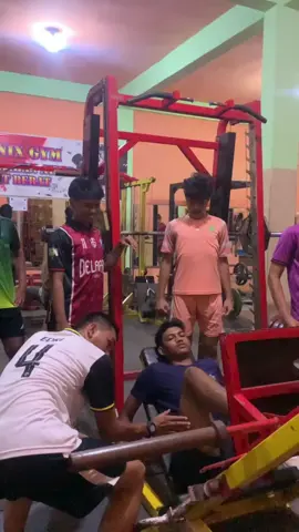 Setelah dilapangan kita lebih banyak melatih otot bagian bawah, di gym kita lebih banyak melatih otot bagian atas 🔥🇮🇩 #soeratinu17 #sepakbolaindonesia #sepakbola #jambi #asprovpssijambi #dragonsoccerscool 