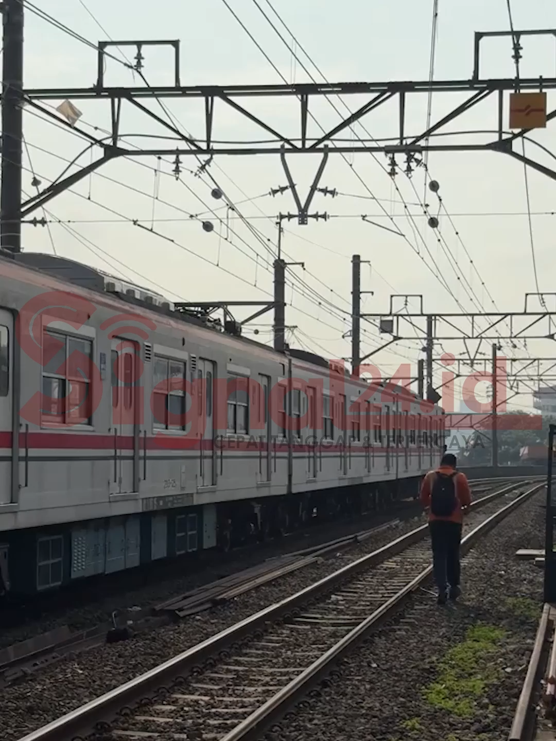 Viral! KRL Anjlok di Stasiun Jakarta Kota, Penumpang Panik dan Turun Massal Jagat media sosial kembali dihebohkan dengan insiden yang mengejutkan para pengguna transportasi publik, khususnya para penumpang KRL Commuter Line. Sebuah video yang diunggah akun Instagram @bekasi.terkini memperlihatkan momen saat Kereta Rel Listrik (KRL) anjlok di Stasiun Jakarta Kota, Selasa pagi, 5 Agustus 2025, sekitar pukul 07.17 WIB. Dalam video yang telah menyebar luas itu, tampak kereta Commuter Line dengan nomor perjalanan 1189 rute Bogor–Jakarta Kota mengalami gangguan serius tepat di jalur 9 Stasiun Jakarta Kota. Peristiwa ini menyebabkan kereta tidak bisa melanjutkan perjalanan dan para penumpang pun terpaksa turun dari gerbong secara massal. #viral #fyp #keretaanjlok ##prabowo #jokowi