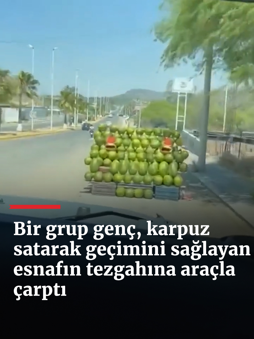 Malatya'da bir grup genç, 'canımız sıkıldı' diyerek yol kenarında karpuz satarak geçimini sağlayan bir esnafın tezgahına araçla çarpıp kaçtılar.