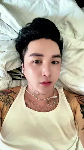Vợ chồng thì chuyện cãi nhau là ko thể tránh, là đàn ông phải giữ cái đầu thật lạnh , phải thể hiện mình là người đàn ông mạnh mẽ , nên nhớ lúc cãi nhau tuyệt đối ko cho phép vợ nóng tính khó kiềm chế cảm xúc mà làm tổn thương mình bằng lời nói hay hành động ,Tui đã giữ được hạnh phúc gia đình hơn 22 năm nay và tui xin chia sẻ cho mấy anh em cách để giữ hạnh phúc gia đình của tôi trong những lần cả 2 bất đồng cãi nhau ko thể kiềm chế chính mình, và mong mấy anh em nhớ câu nói của tui, mình là đàn ông ,là trụ cột của gia đình , đúng sai tính sau nhưng tuyệt đối ko cho phép vợ mình làm tổn thương mình bằng lời nói hay hành động thiếu kiểm soát của cô ấy.