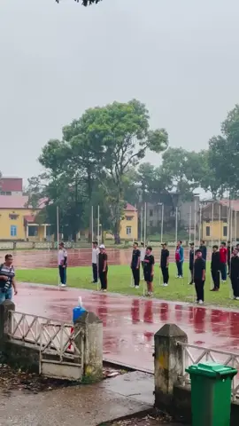 “Nắng mưa là chuyện của trời”. Một ngày mưa tầm tã nhưng với tinh thần cao độ khối đứng hồng kỳ vẫn tập trung luyện tập để chuẩn bị cho đại lễ A80 #fpy #xh #tiktok #quockhanh #a80 #upes1 