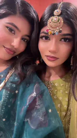 Twins 👯 #sisters #desioutfits @Tahiyq 