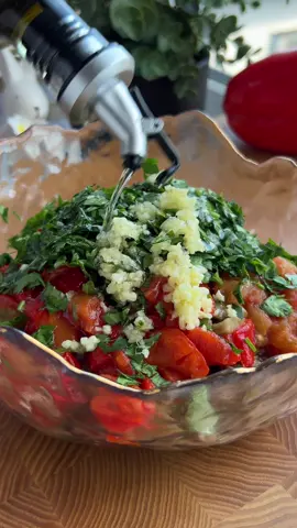 Закуска з печених овочів 🍆🍅🌶️ Це не просто закуска — це любов з першої ложки! Зберігай, щоб не загубити цей літній смак🤤 А всі продукти можна придбати у @silpo.ukraine 🧡 Інгредієнти: •2 баклажани  •2 болгарських перця  •1 великий томат  •пучок петрушки •3 зубчика часнику  •2 ст л оливкової олії  •сіль перець за смаком  Баклажани, перець і томати потрібно запекти до м’якості, приблизно 1 годину. Дістати, перекласти в миску і накрити харчовою плівкою, залишити на 20 хв. Потім овочі почистити від шкірки і нарізати. Додати оливкову олію, часник, зелень і трішки солі і перцю. Можна подавати до м’яса, на хліб або просто з ложки — ідеально завжди🥰👍🏻 Смачного♥️ #Літнязакуска #закусказбаклажанів #баклажани #закускадомяса
