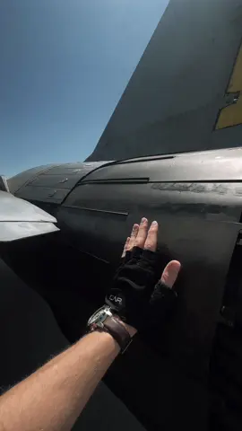 Кажуть, МіГ-29 старий… Але коли він проходить над головою — всі забувають, що хотіли сказати. Йому не треба новомодних фішок — він просто вмикає форсаж і робить “бум” так, що аж сигналізація співає. Дід ще може 🔥 ⠀ #міг29 #mig29 #українськалітакація #повітрянісили #aviationlovers #militaryaviation #ukrainianpilot #форсаж #винищувач #fighterjet #авіація #україна #glorytoukraine #pilotlife #flyhigh