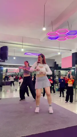 Choreo kak @dwikyalfatur  maaf saya ikut rubah sedikit yaa kak 🙏🏻 #zumba #zumbadance #zumbaclass #zumbafitnessdance #bandung 