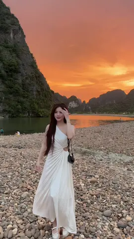 Đi 2n1d thật sự không đủ mn ơi. Luỵ quá trờiui. Trước khi về bắt gặp hoàng hôn Ninhh Bìnhh đẹppp tuyệt zờiii 💓💓💓 #xuhuong #ninhbinh #hoànghôn 