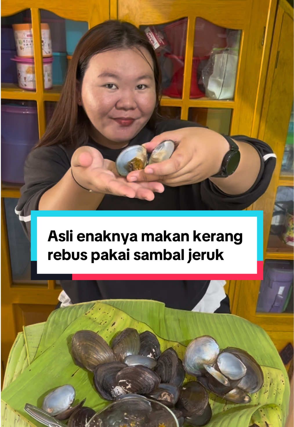 Asli enaknya makan kerang rebus pakai sambal jeruk #makankerang #kerang #sambaljeruk #masakkerang #anakkampung 