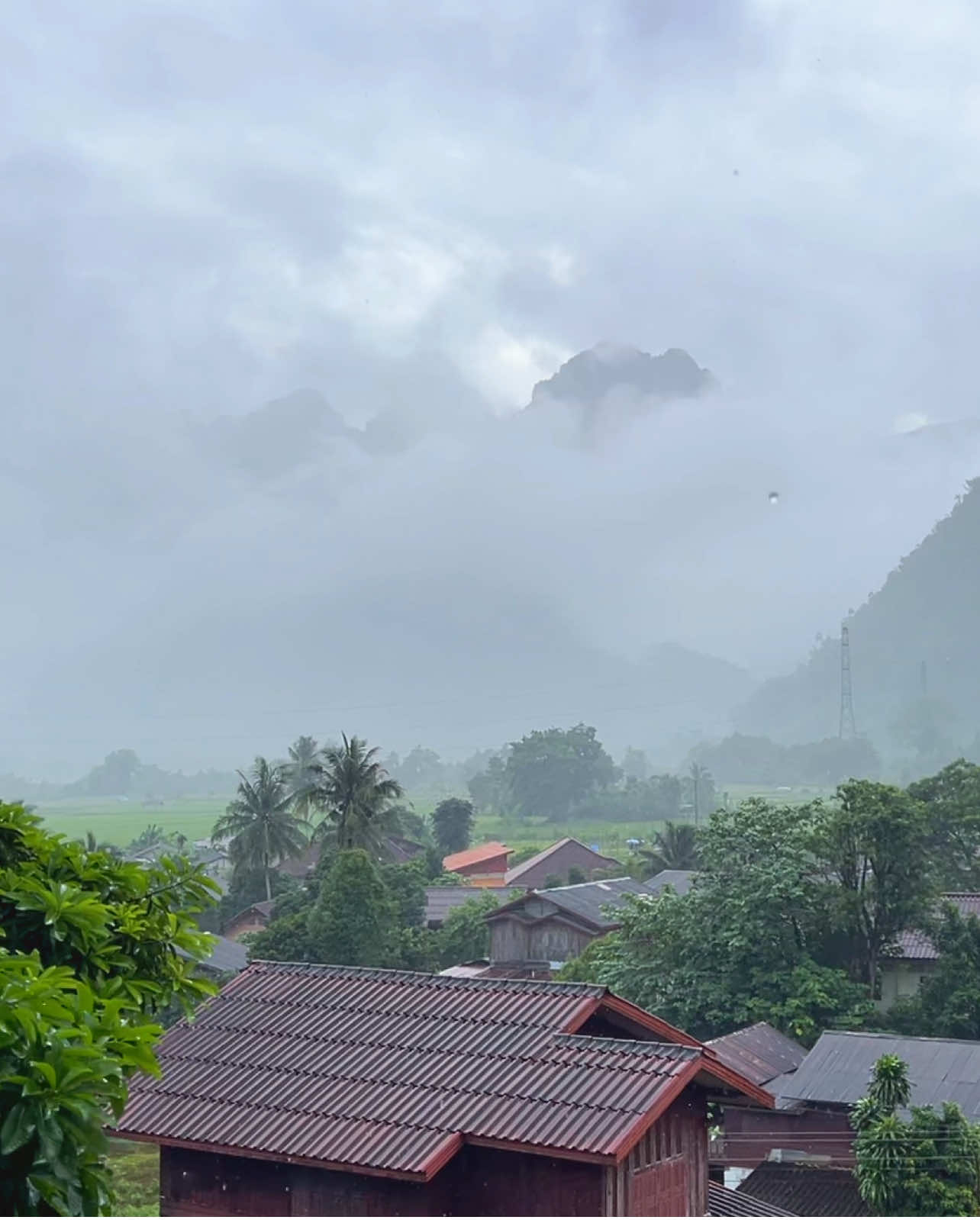 ບັນຍາກາດຕອນຝົນຕົກ 💚🏔️🇱🇦#วิวภูเขาสวยๆ #วิวสวย #วังเวียง #หลงรักธรรมชาติ #เที่ยวลาว #fypage #🇱🇦 #ธรรมชาติบําบัด #ฟีดดดシ 