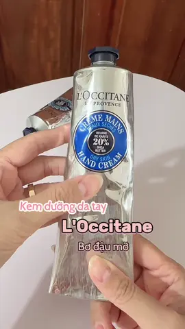 Mình unbox loại bơ hạt mỡ của kem dưỡng tay L'Occitane, mà hiện phân loại này đang tạm hết hàng rồi. Mọi người có thể chọn mùi khác hoặc đợi shop restock nha.  Mình đang dùng chai 150ml cho tiện, trong giỏ có size 30ml nha mọi người #kemduongdatay #loccitane #skincare #chamsocda #review 