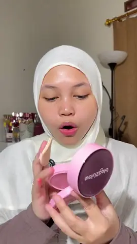 🎇 Mau touchup makeup tapi males ribet? 🫠 Eitsss, tenang aja GG! Sekarang ada G2G 2in1 Cushion Powder yang ready-to-go dan praktis dibawa kemana-mana! 😻💕 Checkout di TikTok Live G2G sekarang! #g2g #2in1cushion #pressedpowder #makeupset #g2gcushionpowder #fyp #mua #makeupartist #makeuppemula #beauty #favbeauty #makeup 