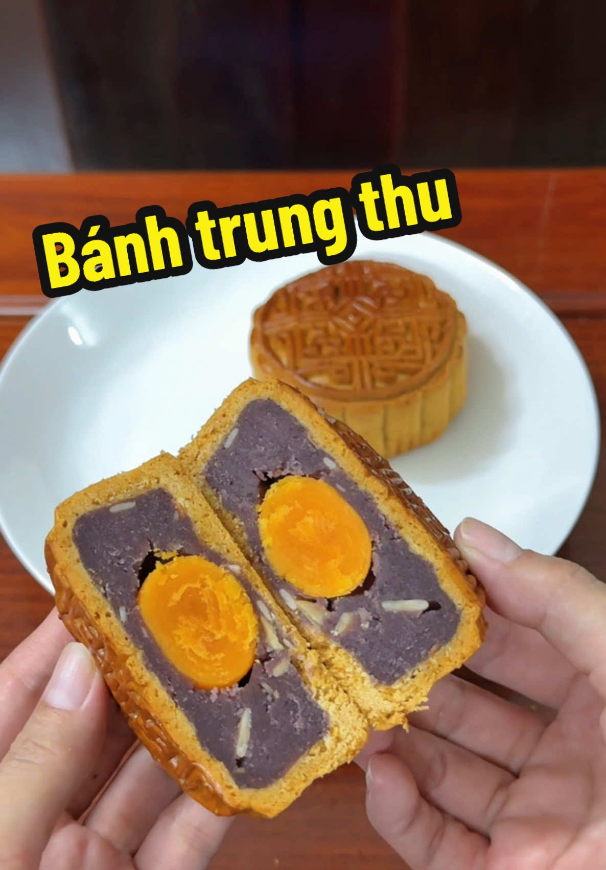 Bánh trung thu khoai môn và mè đen 1 trứng thơm phức,ngọt vừa,ăn ngonnn nha 🥰  @vườn bình yên 🌱 #banhtrungthu #trungthu #anvat #ancungtiktok #vuonbinhyen #bakery 