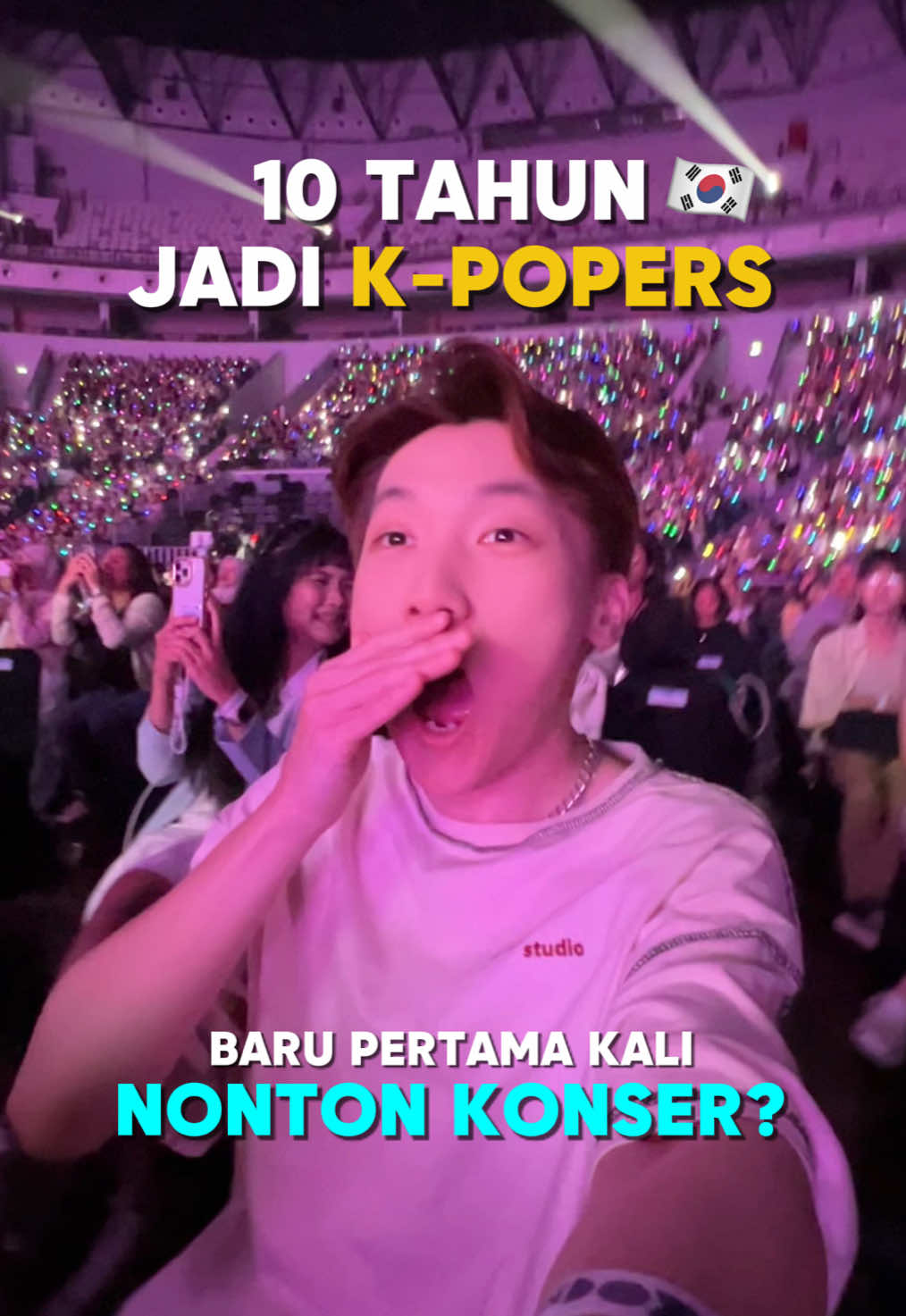 Konser K-Pop pertama gw langsung bareng penyanyi OST drakor?!😱 #JANGANCEMBURU😝 Line up nya gk main-main🔥Auto nostalgia sama drakornya begitu denger mereka nyanyi😩 Thank you @KOSTCON_official such a fun experience!🫰 NEXT dateng ke konser siapa lagi ya?!  #kostcon #kostconjakarta #chen #exo #soyou #heize    