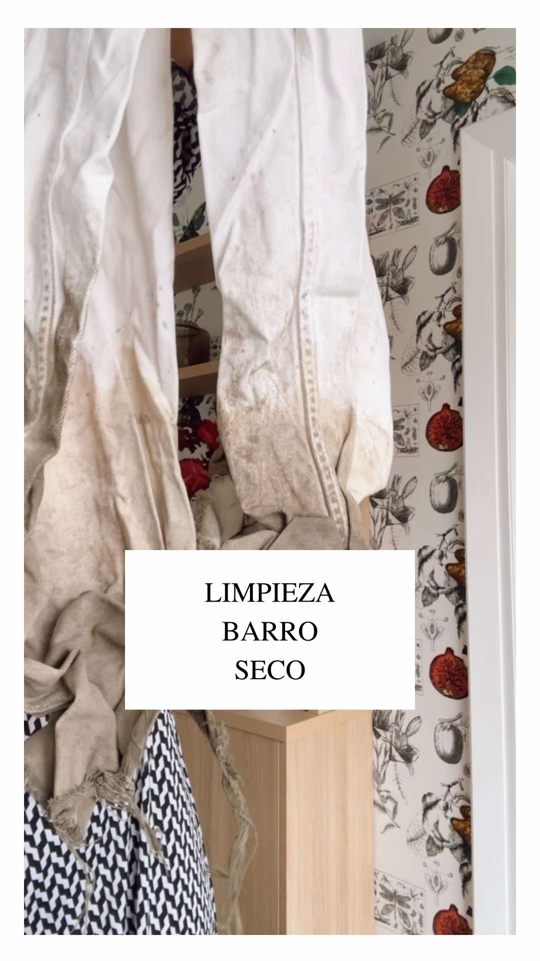 ‼️Tip de limpieza para quitar manchas de barro seco en ropa blanca 👕✨ Este pantalón llevaba 10 días con el barro más duro que una piedra… y lo he recuperado así: 1️⃣Cuanto más seco, mejor. 2️⃣4 h en agua muy caliente con jabón de platos + percarbonato. 3️⃣Al día siguiente, otra vez en la misma mezcla. 4️⃣1 día entero sin tocarlo. 5️⃣Toda la noche con amoniaco jabonoso + jabón de platos. 6️⃣Cepillo con CIF, 2 h de reposo. 7️⃣Lavado largo a 60 °C con detergente + percarbonato. 8️⃣Secado al sol ☀️, que blanquea y ayuda a mantenerlo higiénico. 📌Guárdalo, que algún día lo vas a necesitar. #limpieza #manchas #barro #pantalones #trucos 