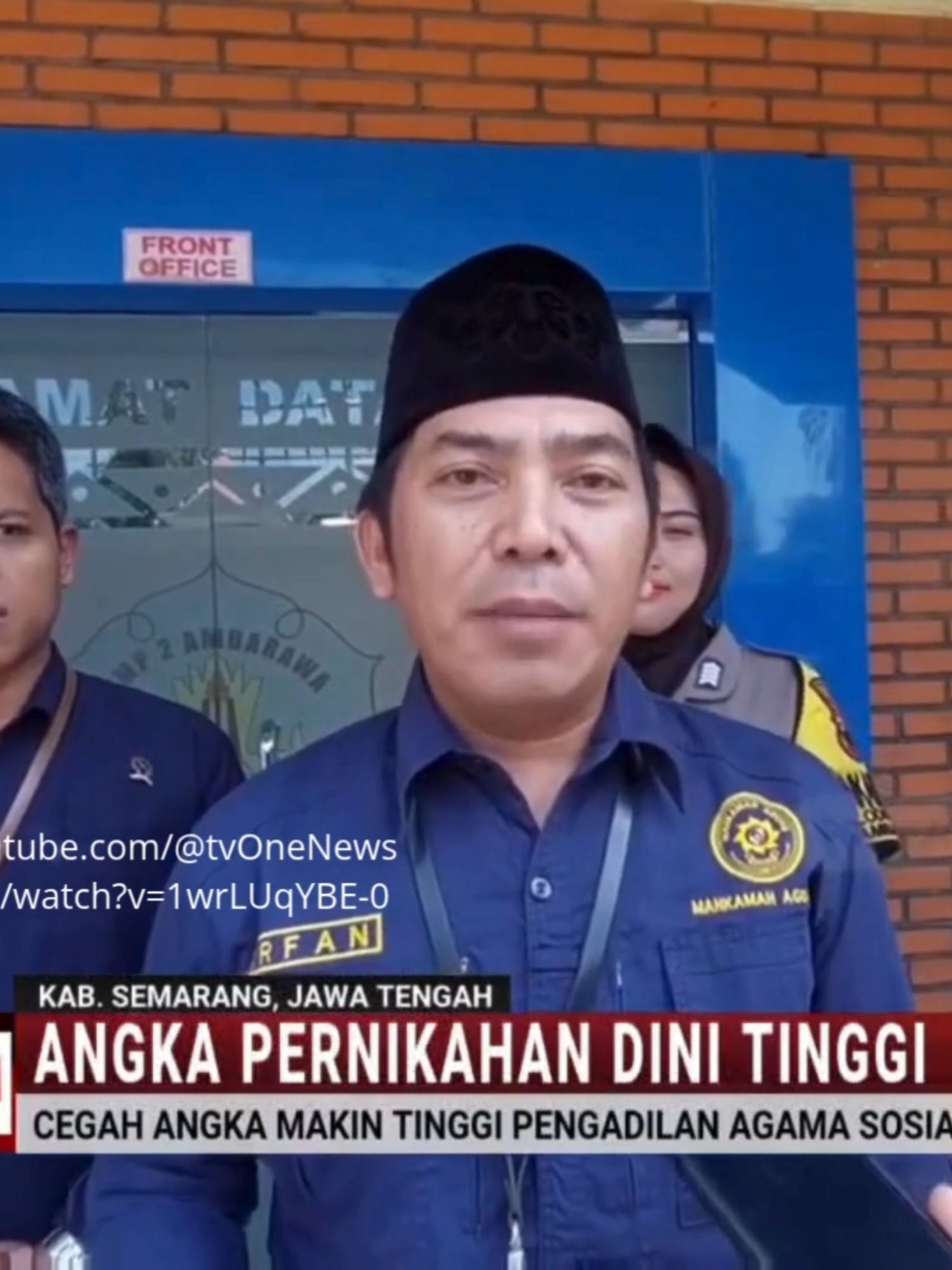 Angka Pernikahan Dini Tinggi, Pengadilan Agama Segera Lakukan Sosialisasi ke Sekolah Tingginya angka pernikahan usia anak menjadi perhatian serius. Pengadilan Agama tidak tinggal diam. Upaya pencegahan terus dilakukan, salah satunya melalui sosialisasi langsung ke sekolah-sekolah. Mari bersama lindungi masa depan anak-anak kita! . Sumber: TVOneNews - Kabar Siang, 6 Agustus 2025 . #PAAmbarawa #StopNikahDini #PengadilanAgama #tvOne #LindungiAnak #GenerasiEmasTanpaNikahDini #KabarSiang