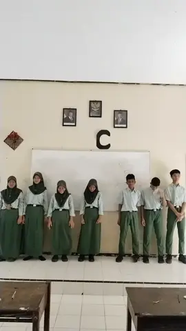 9C.... @songo.che_  C nya apa??? Chicken Dance... 🐥🐥🐥 #purworejo #spentwosix #smp #chickendance #masukberandafyp 