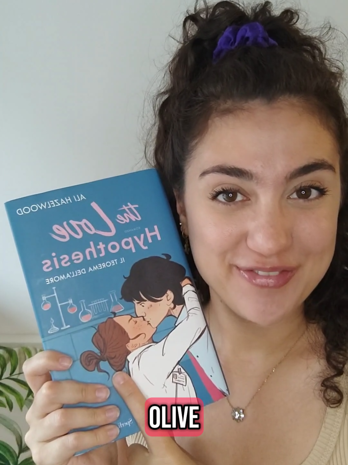 Finti fidanzamenti, tensione romantica e un solo bacio che vale tutto il libro... #thelovehypothesis di Ali Hazelwood è il romance che mi ha rubato il cuore ❤️ (Se avete la vecchia edizione come me, sul sito della Sperling trovate un capitolo bonus 👀) #BookTok #romancereaders #alihazelwood #slowburn #tiktokbooks 