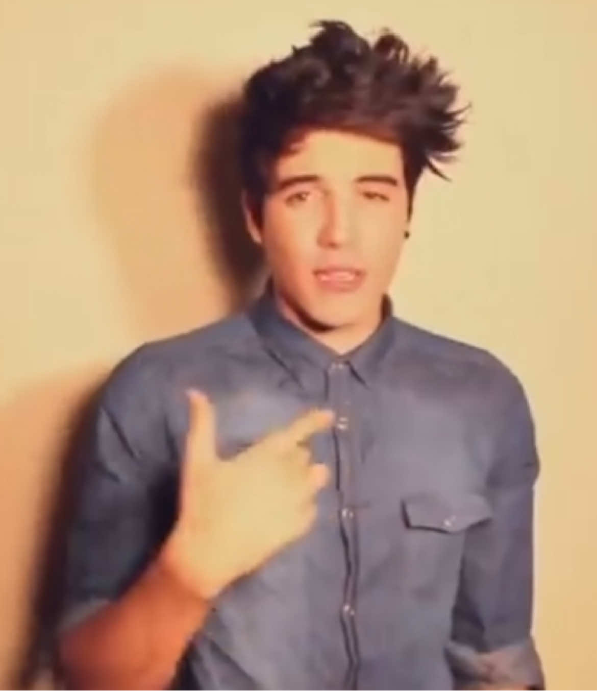 clinton needs to rap again pleeeaaaase #chaseatlantic #clintoncave #mitchelcave #christiananthony #rarefinds 