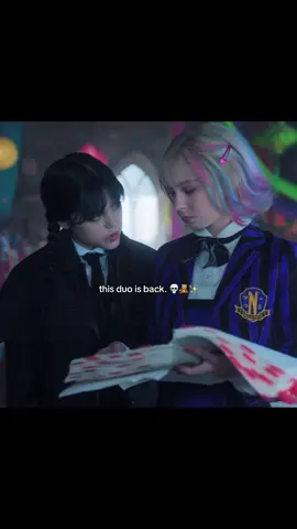 HOWDY ROOMIEEE!! aaaak they give each other gifts, and so cute wednesday gave her a doll with the real human hair😭🫶🏼 #jennaortega #emmamyers #fyp #wednesday2 #wednesday #netflix #foryoupage 