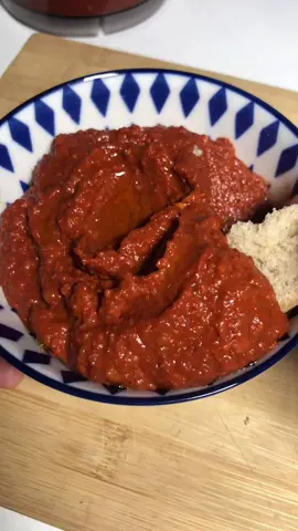 Kahvaltıya, meze sofralarına ya da ekmeğe sürmelik nefis bir muhammara tarifiyle geldim. 	•	4–5 adet közlenmiş kırmızı biber 	•	1,5 yemek kaşığı salça  	•	1–2 diş sarımsak 	•	2 dilim bayat ekmek içi (kabuksuz) 	•	1 avuç dolusu ceviz 	•	1 yemek kaşığı nar ekşisi 	•	3 yemek kaşığı zeytinyağı 	•	1 çay kaşığı kimyon 	•	Pul biber  	•	Tuz (damak zevkine göre) Afiyet olsun 😋 
