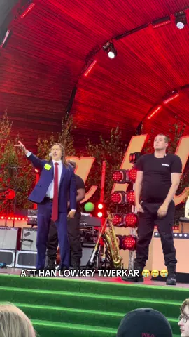 Hans moves är på en ny nivå  @$ #espressomacchiato #miamore #allsången #allsångpåskansen #skansen #foryou #foryoupage #fyp #viral #viralvideo #trending #2025 #music #eurovision 