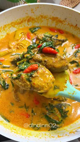 Enak mantap ✨😍 Pokoknya kalau udh masak ini wajib masak nasi yg banyak ya  Mangut Tongkol Bahan : 2 ekor ikan tongkol (700gr) marinasi dgn bumbu marinasi kurleb 15 menitan lalu goreng  1 btg Serai 1 ruas Lengkuas 65ml Santan kental  1btg Daun bawang Cabe rawit utuh sesuai selera Daun kemangi Gula , garam , kaldu bubuk  Air secukupnya  Bumbu halus : 8 Bawang merah 5 Bawang putih 10 Cabe rawit 5 Cabe merah keriting 1/2 ruas Jahe 2cm Kencur 3bh Kemiri Kunyit Cara masaknya simak divideo ya  🫕 cookware by @gohappyofficialstore @valryofficial VALRY ELEGANY WOK PAN 28 cm Panci Wok Pan Anti Lengket Untuk Masakan Mewah ✅Ketebalan 3mili ( 2x lipat lebih tebal dr panci lain) ✅Gagang terbuat dari bakelite ✅Lapisan anti lengket white marble ✅3 Food grade tidak mengandung bahan kimia ✅Ringan mudah-digunakan ✅Tidak meninggalkan bau pada makanan ✅MOTIF garis mewah #mangut #tongkol #ikan #resepsimple #reseptiktok #masakansimple #masakanrumahan #idemasak #masak #manguttongkol #foryou #foryoupage #fyp 