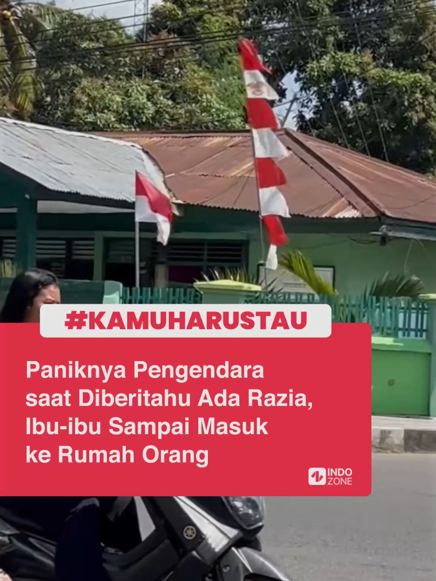 Paniknya nembus layar! Seorang pria membagikan momen saat memberitahu ke beberapa pengendara bahwa sedang berlangsung razia di wilayah Dompu, Nusa Tenggara Barat. Caranya dalam memberitahu begitu menghibur, dibarengi pengendara yang takut karena tak menaati lalu lintas, serta tak membawa kelengkapan surat berkendara. Merena kocar-kacir, kabur sejauh mungkin dari gerombongan polisi yang bertugas. Bahkan, seorang ibu sampai masuk ke rumah orang lain, berharap bisa mengelabuhi dan tak jadi sasaran razia. Ada-ada saja. Lain kali harus patuh dalam berkendara, ya! Jangan lupa pakai helm😉 Video: Facebook/Faha Qu [Baca berita dan informasi menarik lainnya hanya di www.indozone.id]